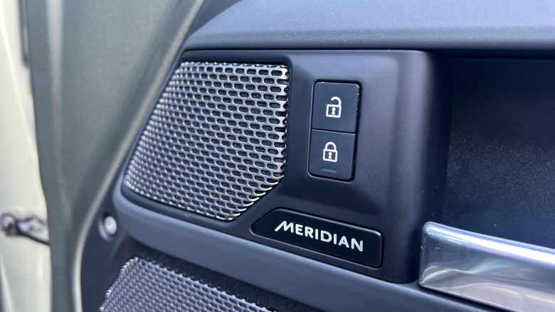 Land Rover Defender 3.0 D300 X-Dynamic SE 110 5dr Auto Diesel Estate